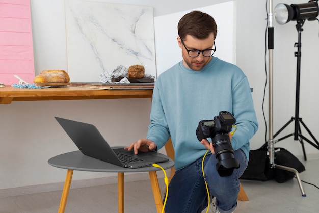 Zdjęcie widok z przodu wyspecjalizowany fotograf pracujący w studio