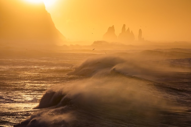 Widok Z Przylądka Dyrholaey Na Plażę Reynisfjara I Stosy Bazaltowe Reynisdrangar Islandia Burzowy Wschód Słońca