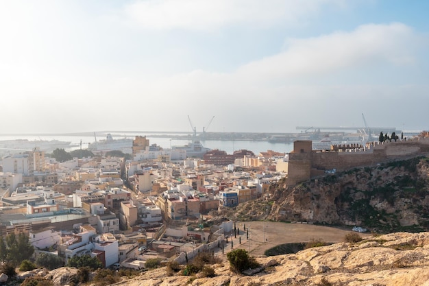 Widok z punktu widokowego Cerro San Cristobal de la Muralla de Jairan i Alcazaba na miasto Almeria w Andaluzji. Hiszpania. Costa del sol na Morzu Śródziemnym