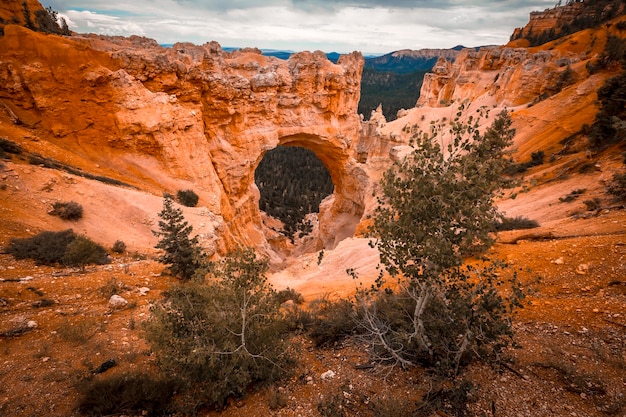 Widok z punktu widokowego na piękny The Arch Grand Escalante w Parku Narodowym Bryce. Utah, Stany Zjednoczone