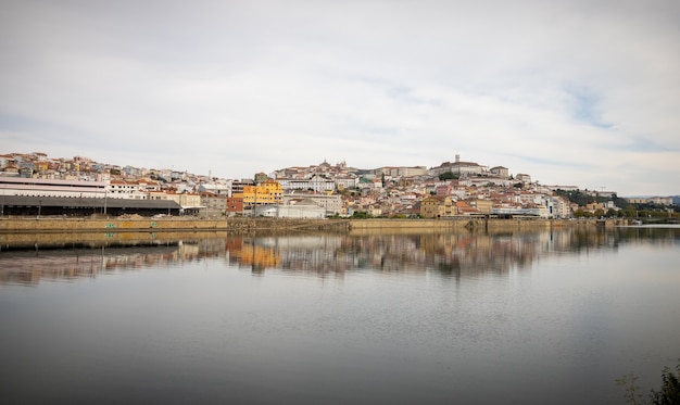 Widok z rzeki mondegoo zabytkowego centrum miasta Coimbra, Portugalia.