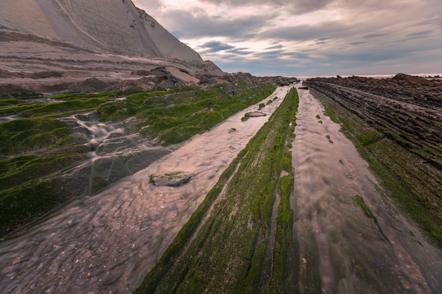 Widok Z Sakonety W Parku Geologicznym Flysch W Zumaia. Słynna Plaża, Ponieważ Rozciąga Się Forma Skał. W Kraju Basków.