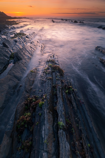 Widok z Sakonety w parku geologicznym Flysch w Zumaia.