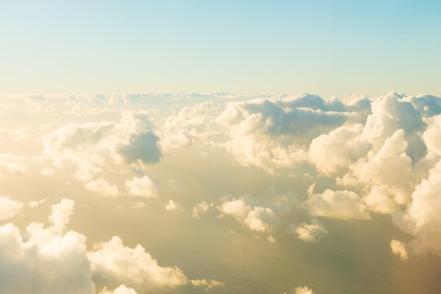 Widok z samolotu na piękny krajobraz z błękitnym niebem, złote chmury i ocean w słoneczny dzień