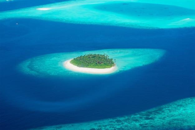Widok z samolotu na wyspę położoną na Malediwach