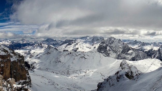 Widok z Sass Pordoi w górnej części Val di Fassa