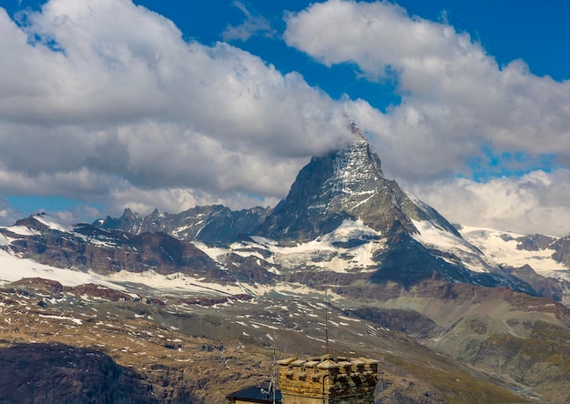 Widok z tarasu widokowego na Matterhorn w Alpach Pennińskich