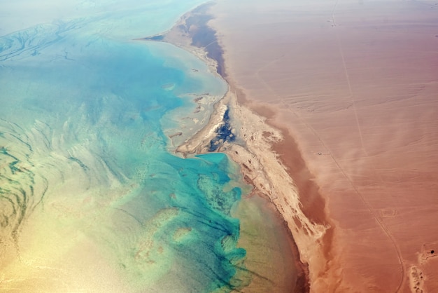 Widok z turkusowego wybrzeża i piaszczystej plaży