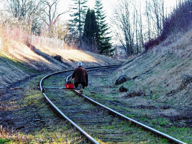 Widok Z Tyłu Człowieka Na Torze Kolejowym