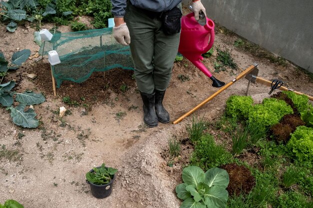 Zdjęcie widok z tyłu człowieka pracującego na polu