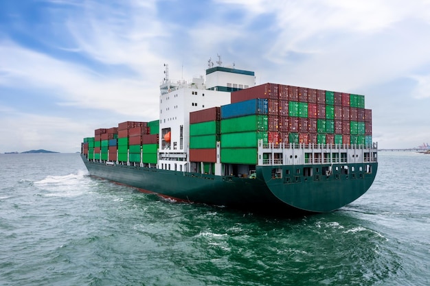 Widok z tyłu importu i eksportu towarów logistyki kontenerowców