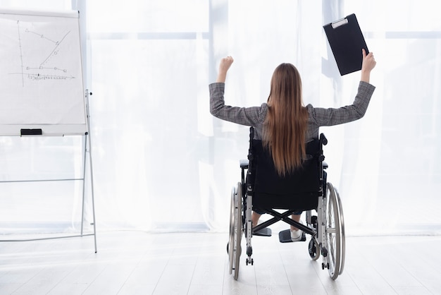 Zdjęcie widok z tyłu kobieta na wózku inwalidzkim