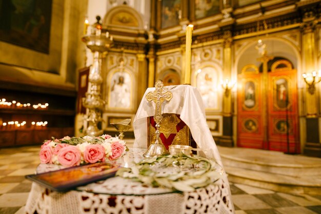 Zdjęcie widok z tyłu kobiety stojącej w kościele