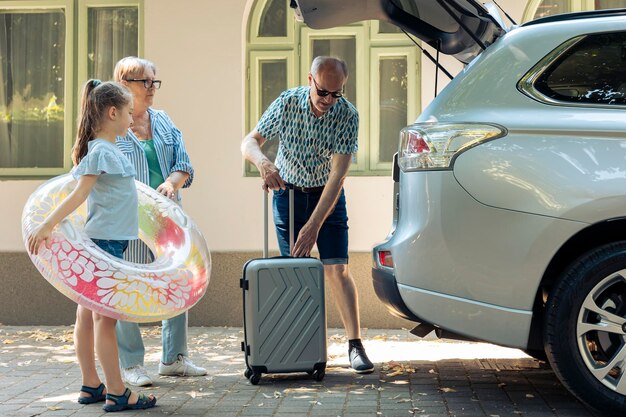 Zdjęcie widok z tyłu kobiety trzymającej samochód