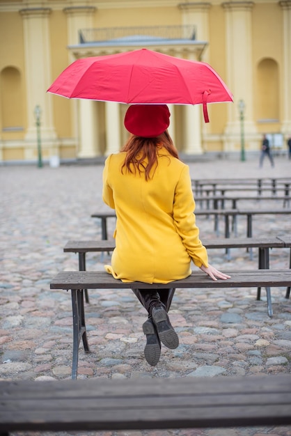 Zdjęcie widok z tyłu kobiety z parasolem