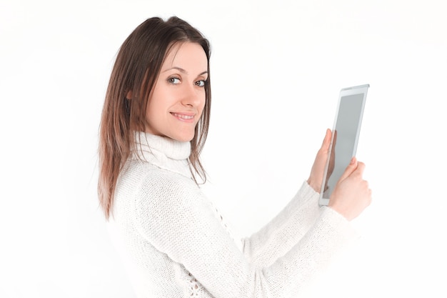 Widok z tyłu. kreatywna kobieta z cyfrowym tabletem patrząca na aparat. zdjęcie z miejscem na kopię