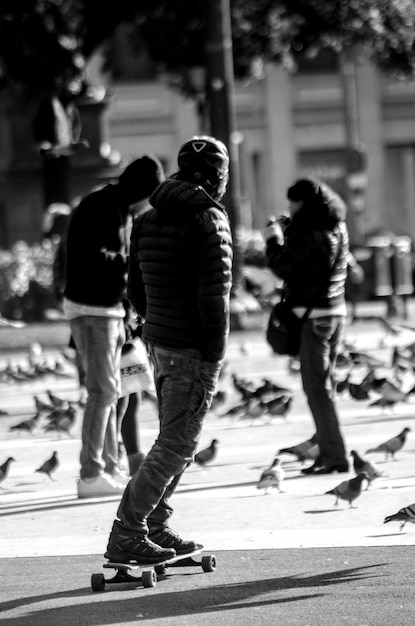 Widok z tyłu ludzi z podniesionymi rękami