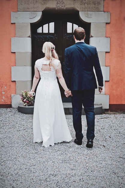 Widok z tyłu nowożeńców
