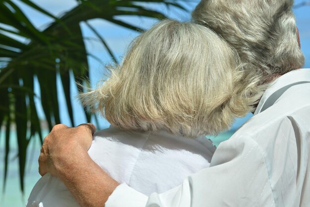 Widok z tyłu starszej pary przytulającej się na zewnątrz