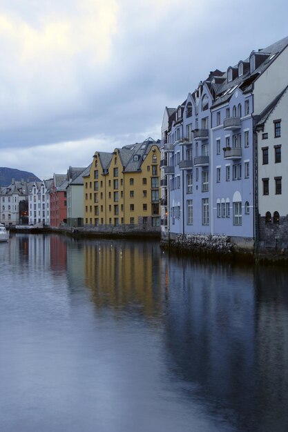 Widok z widokiem na morze w mieście Alesund, Norwegia. Biała nocna sesja zdjęciowa