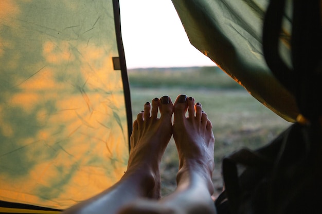 Widok z wnętrza namiotu turystycznego w słoneczny dzień i przyrodę Aktywny camping przyjazna dla środowiska przygoda