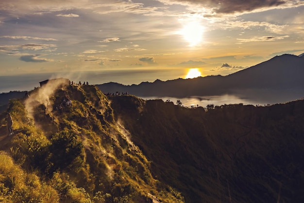 Widok z wulkanu Batur na Bali o wschodzie słońca