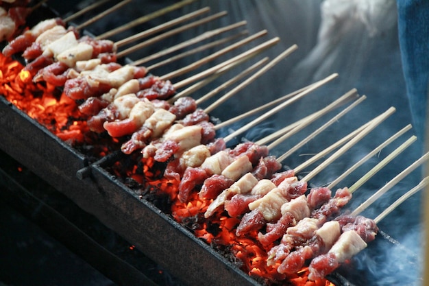 Widok z wysokiego kąta gotowania jedzenia na grillu