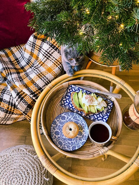 Zdjęcie widok z wysokiego kąta na brunch dla jednego na stole