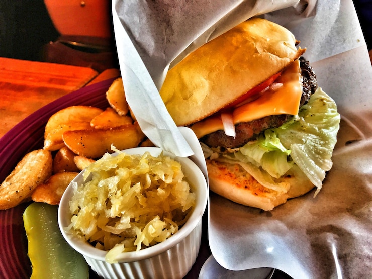 Zdjęcie widok z wysokiego kąta na cheeseburger z kapustą