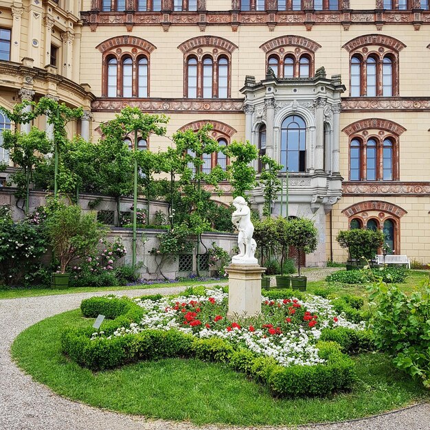 Widok z wysokiego kąta na formalny ogród