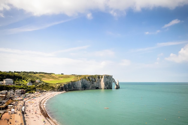 Widok z wysokiego kąta na klif i plażę w Etretat