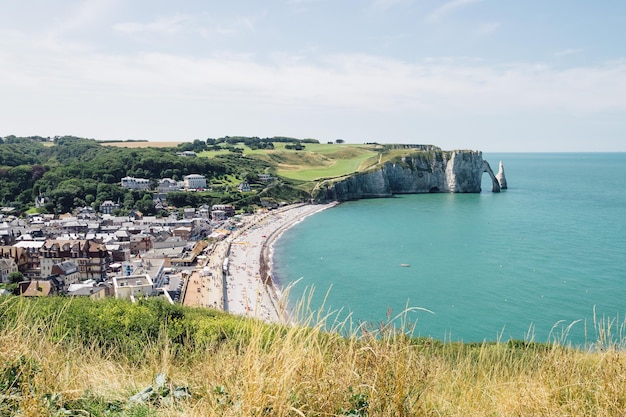 Widok z wysokiego kąta na klif i plażę w Etretat