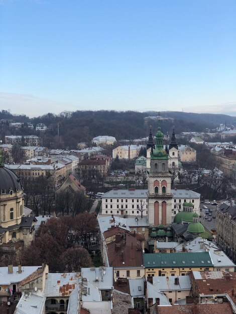 Widok z wysokiego kąta na krajobraz miasta na czystym niebie