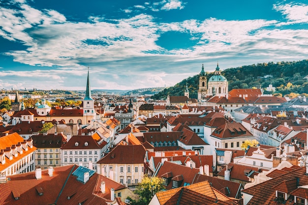 Widok z wysokiego kąta na krajobraz miasta na tle nieba