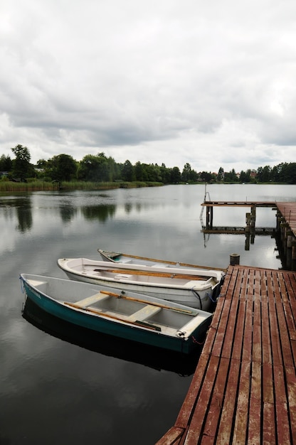 Widok z wysokiego kąta na łodzie zacumowane przy molo nad jeziorem