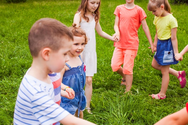 Widok z wysokiego kąta na ludzi na łąkach