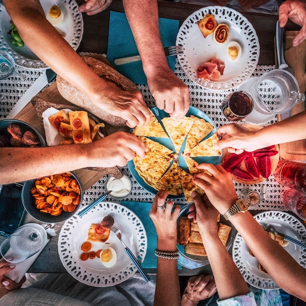 Zdjęcie widok z wysokiego kąta na ludzi przygotowujących jedzenie na stole