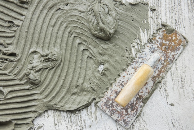 Zdjęcie widok z wysokiego kąta na mokry materiał cementowy na podłodze