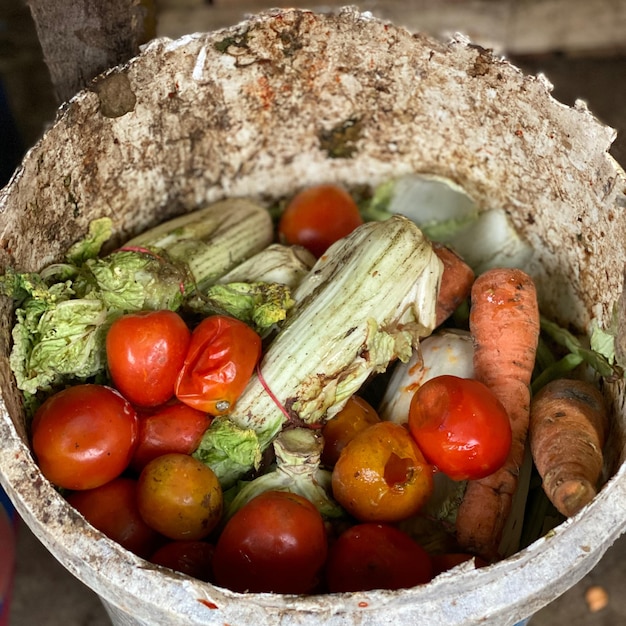 Zdjęcie widok z wysokiego kąta na owoce i warzywa w pojemniku