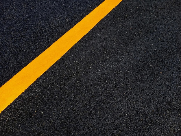 Widok z wysokiego kąta na oznakowanie drogowe