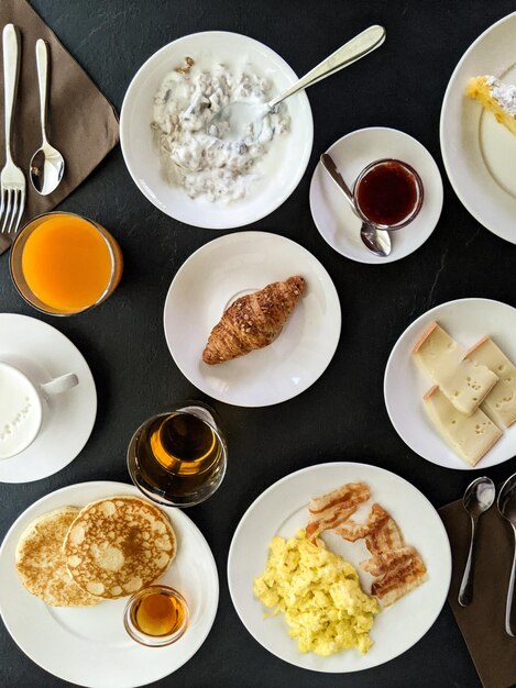 Zdjęcie widok z wysokiego kąta na śniadanie podawane na stole