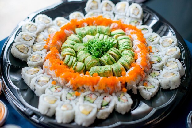 Zdjęcie widok z wysokiego kąta na talerz sushi