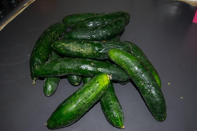 Zdjęcie widok z wysokiego kąta na zielone papryki chili
