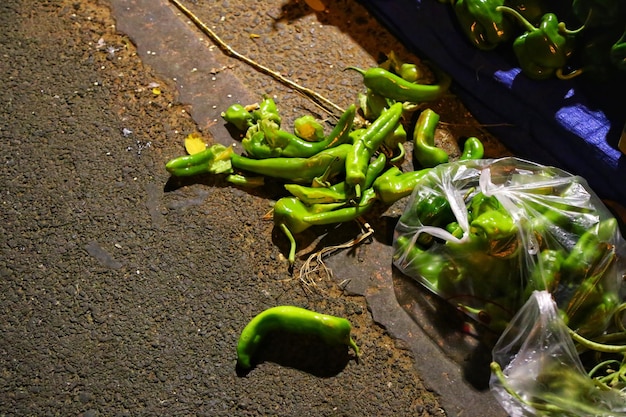 Zdjęcie widok z wysokiego kąta na zielone papryki chili