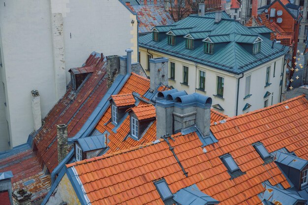 Zdjęcie widok z wysokiego kąta pracy na dachu budynku