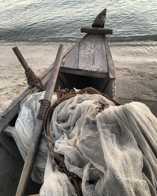 Zdjęcie widok z wysokiego kąta sieci rybackiej na łodzi na plaży