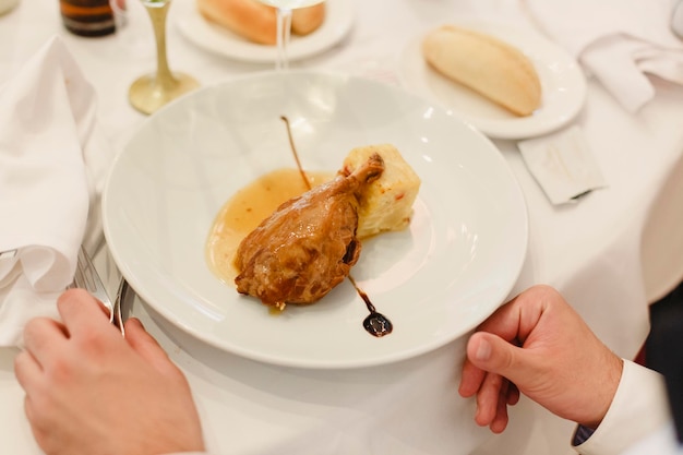 Widok z wysokiego kąta z ręką trzymającą lody na talerzu