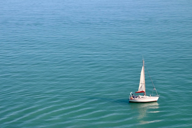 Zdjęcie widok z wysokiego kąta żaglówki pływającej na morzu