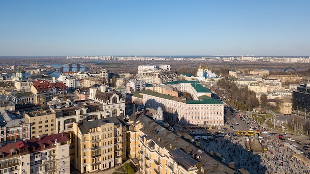 Widok Z Wysokości Miasta Kijowa I Jego Dzielnic. Nowoczesne Budynki W Centrum Miasta, Kościół św. Andrzeja, Most Podolski I Lewe Wybrzeże Miasta Kijów Na Ukrainie. Zdjęcie Drona