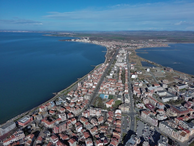 Widok z wysokości miasta Pomorie, które znajduje się na półwyspie Bułgarii i obmywa Morze Czarne